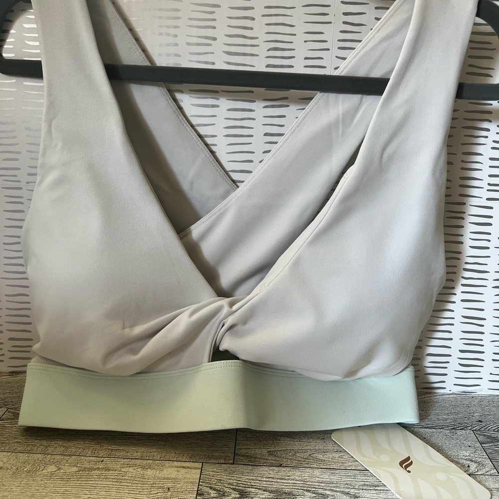 Fabletics Oasis twist Sports Bra NWT